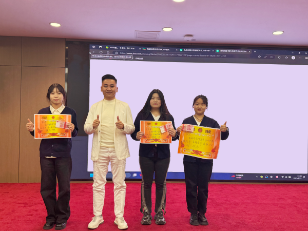 表現(xiàn)優(yōu)秀的易視界伙伴上臺領(lǐng)取屬于自己的榮譽(yù)和獎勵